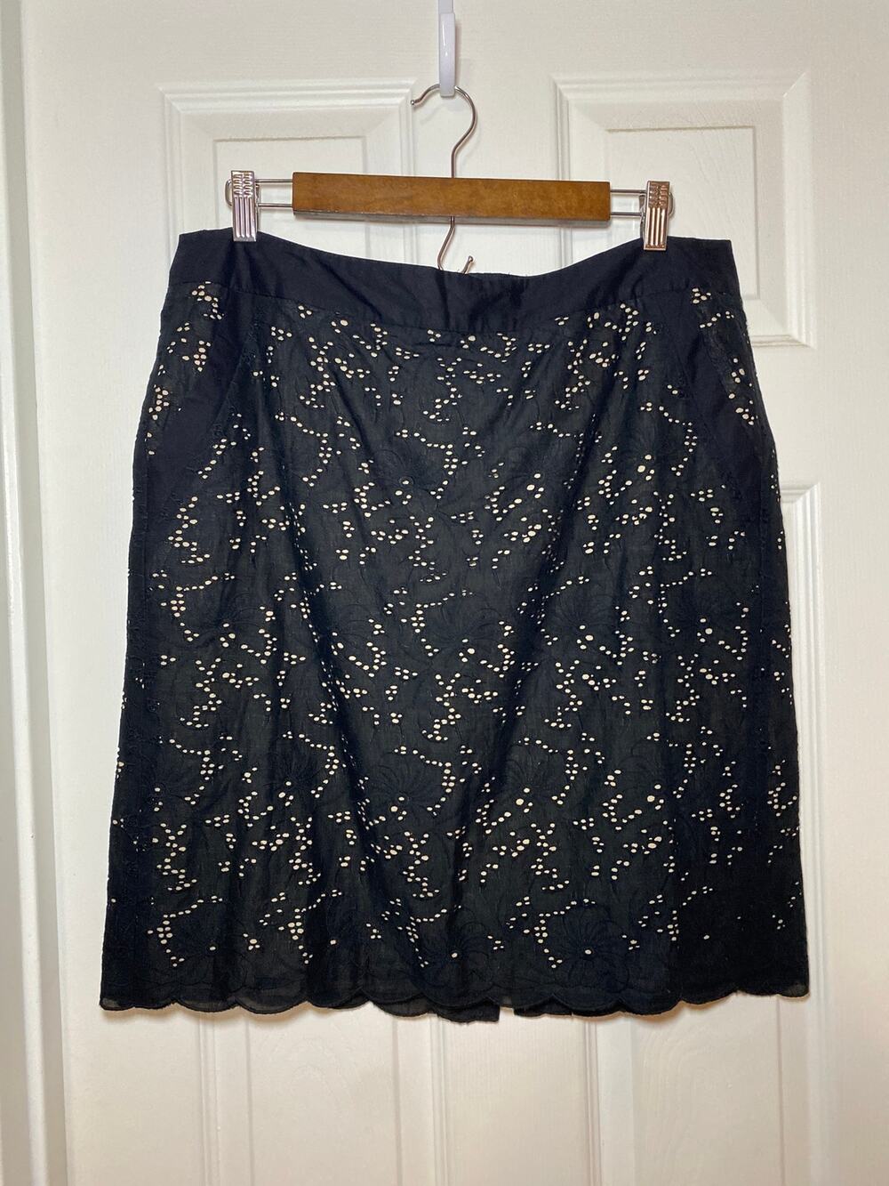 Ann Taylor LOFT Eyelet Lace Scalloped Hem Pencil Skirt Size 12 Black Beige